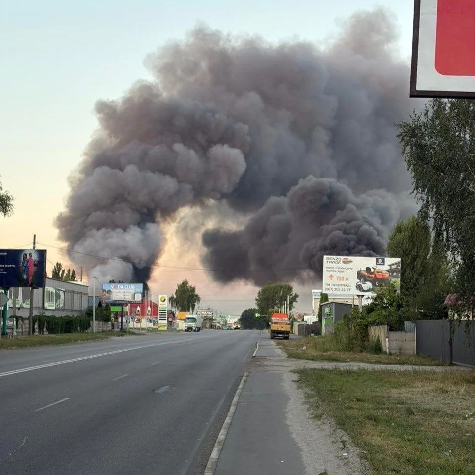 В результате ночной атаки ВС РФ нанесли удары по ТЦ "Эпицентр" и заводу "Хортица" в Зап...