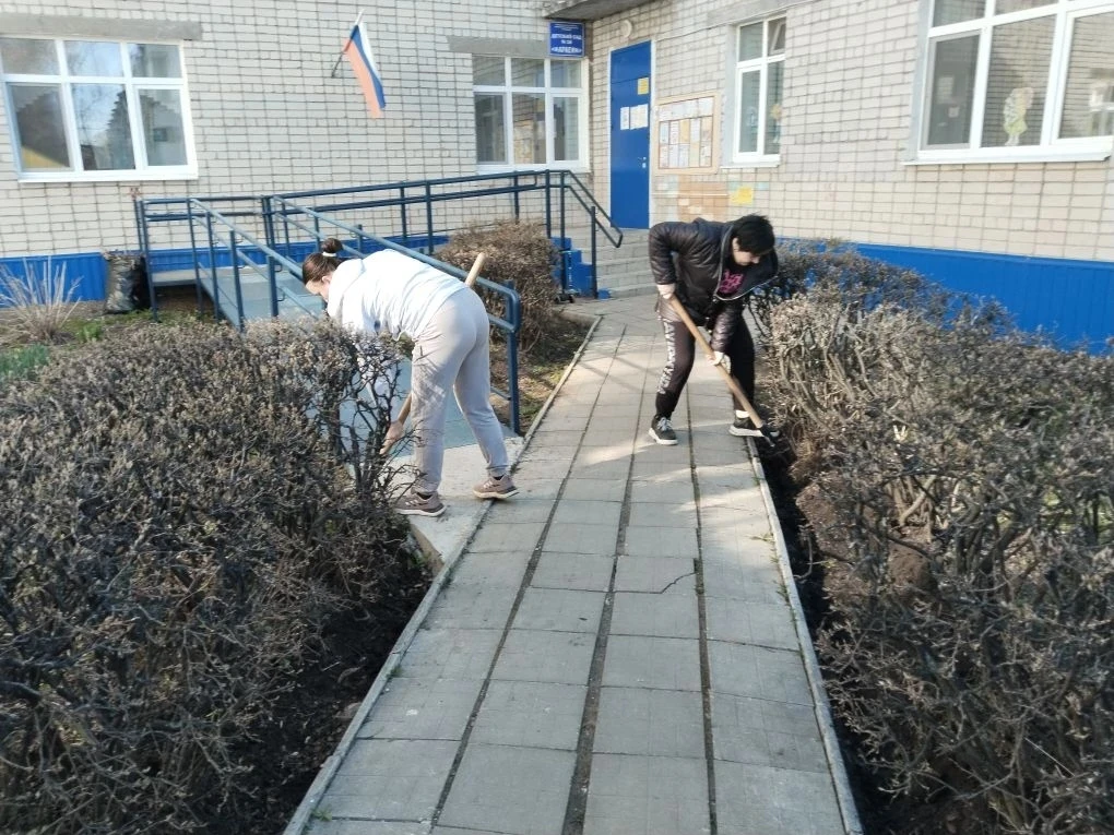 В детском саду прошел субботник по благоустройству территории.