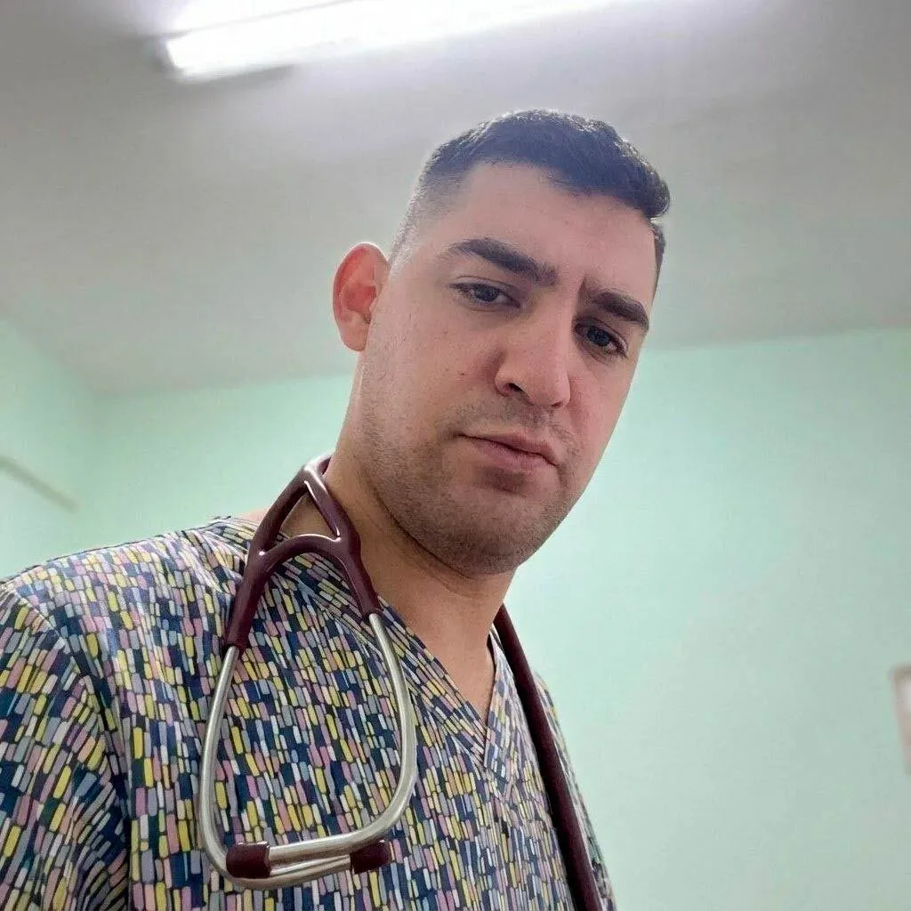 Врач с ДЦП вернулся в родной Канск и лечит детей