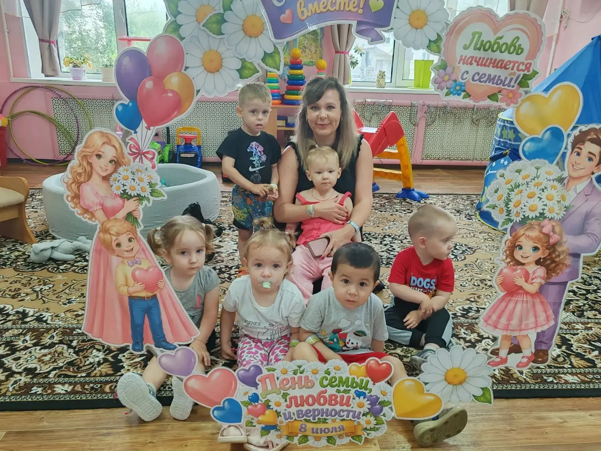 В честь праздника ребята разных возрастов вместе с воспитателями сделали открытки для своих родителе