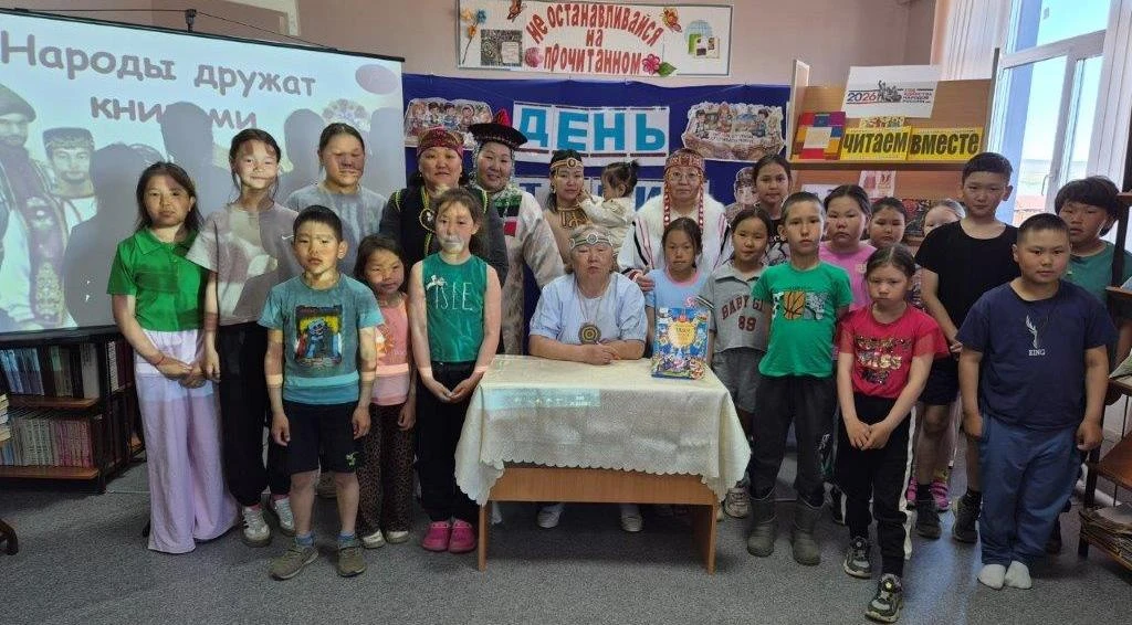 Продолжаем делиться с вами фотографиями с акции День чтения вслух "Народы дружат книгами", проходивш
