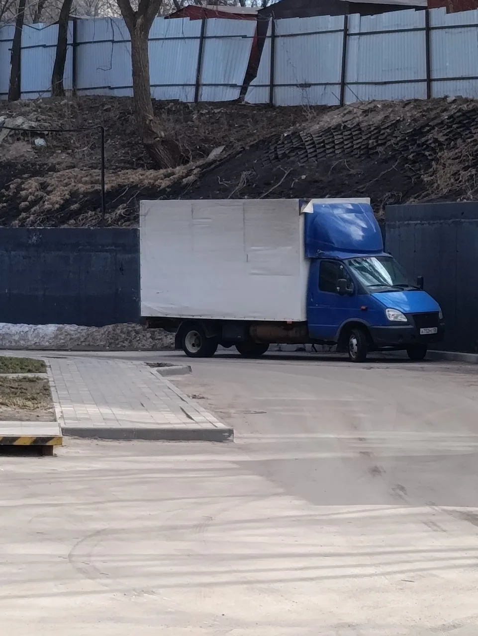 Уважаемый хозяин данного ТС поставте свой автомобиль в друге место тк он мешает проезду...