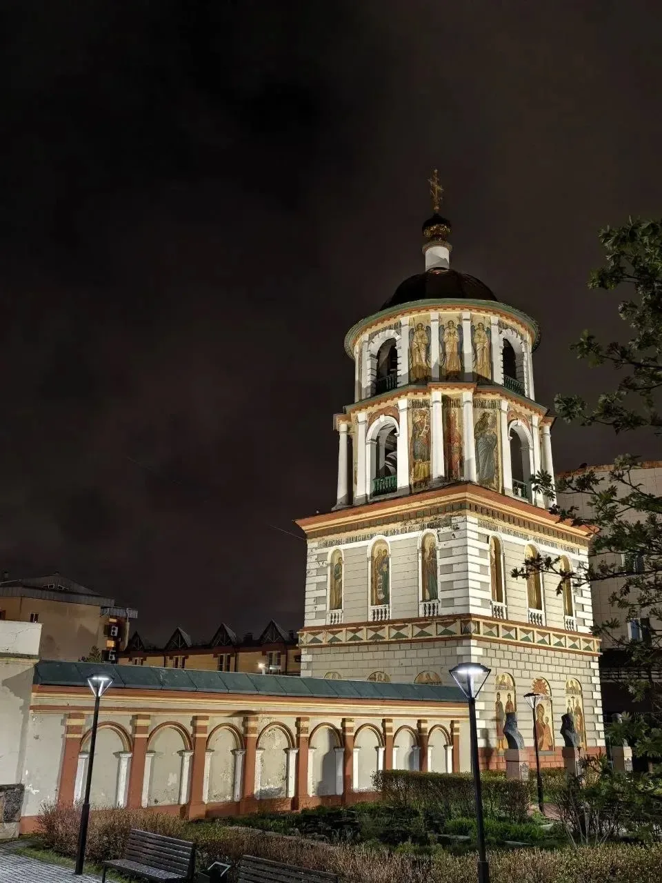 В ночь с 15 на 16 мая в кафедральном соборе Богоявления Господня состоялась молодежная Божественная 