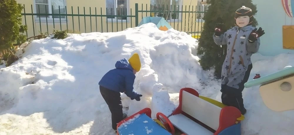 Зима закончилась, а на участке для прогулок снег ещё лежит. Из него ребята очень любят лепить интере