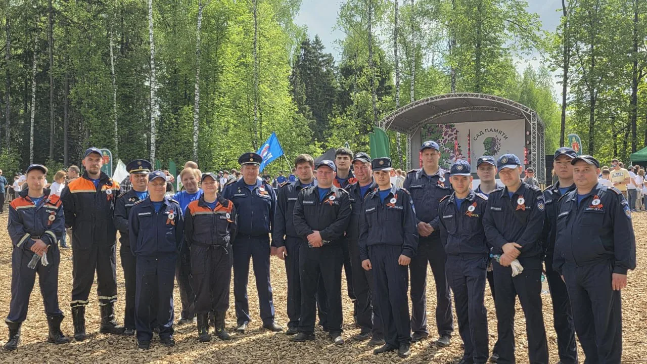 ✴️ Чтобы помнили. Пожарные и спасатели присоединились к эколого-патриотической акции 🌲  🚒 Работники 