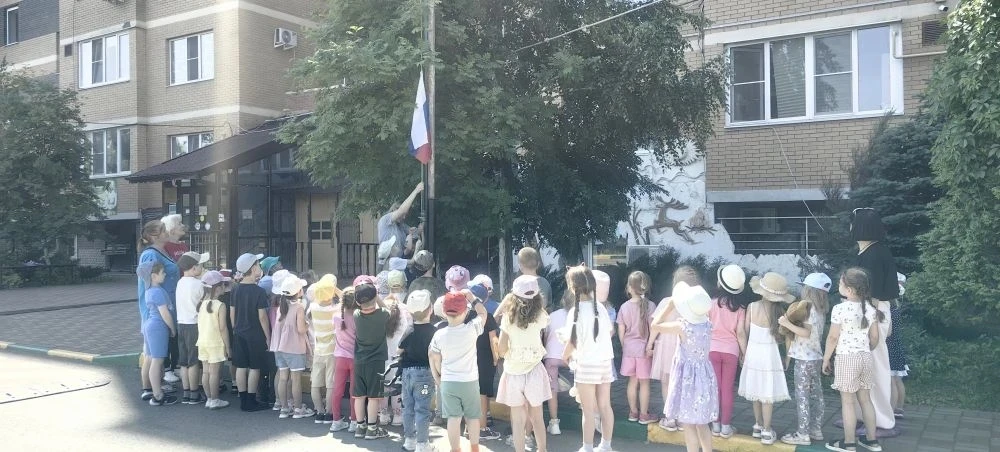 С чего начинается Родина? С флага, который гордо реет на ветру, и с чувства гордости за...