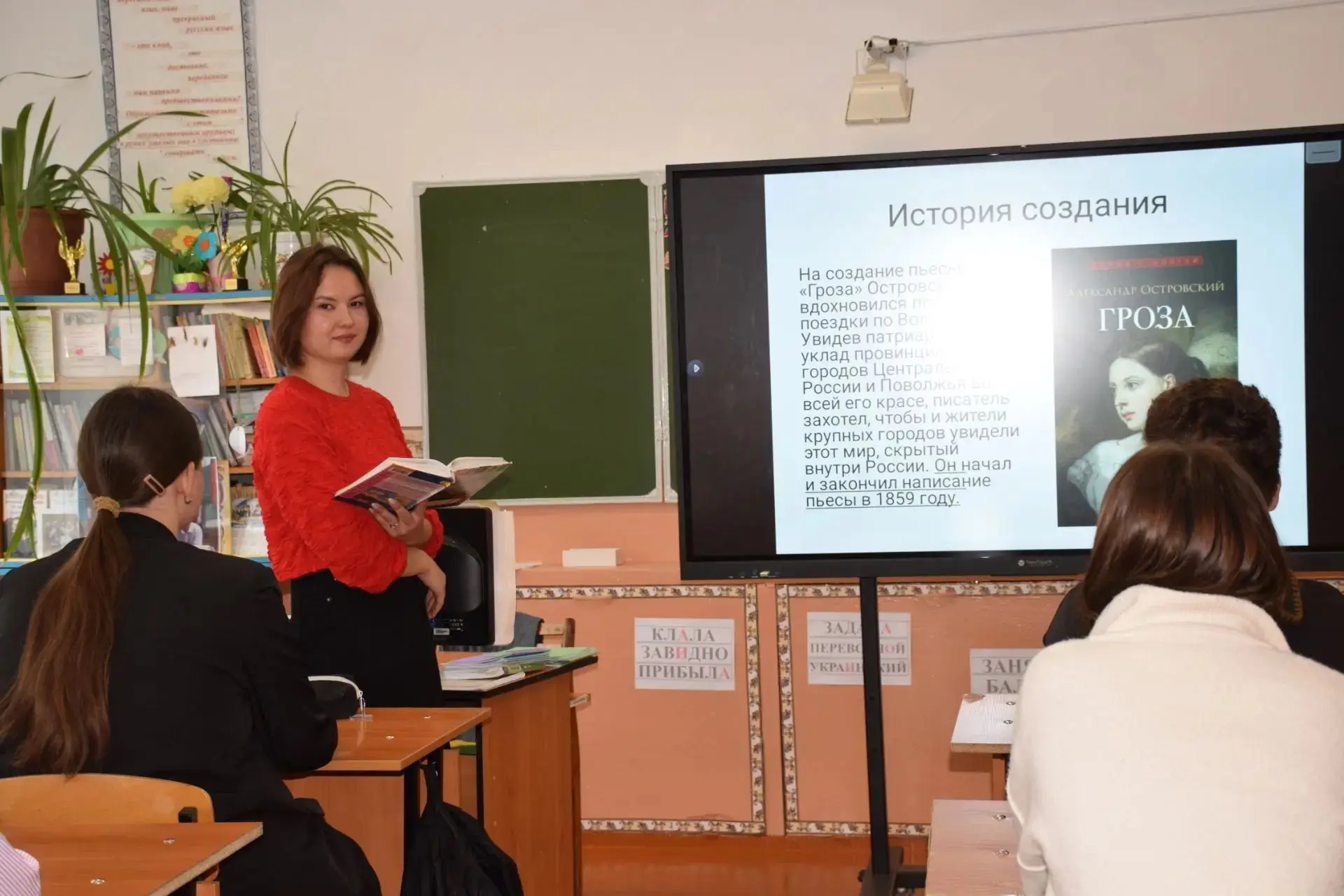 Сегодня свой профессиональный праздник отмечают учителя - люди, чей труд невозможно пер...