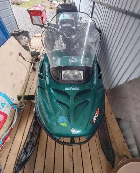 🐝В следующем году этот почтенный снегоход Ski-Doo Touring ELT 1997 года из Карелии отм...
