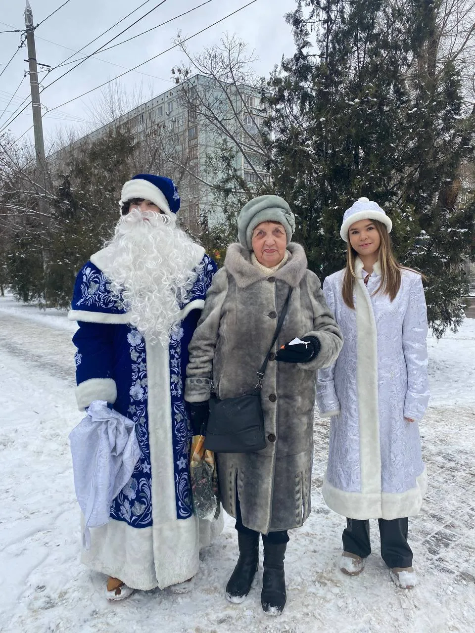 ❄️Тепло наших рук — жителям района! ❄️  🎄Предновогодняя суета — это время дарить добро и внимание те