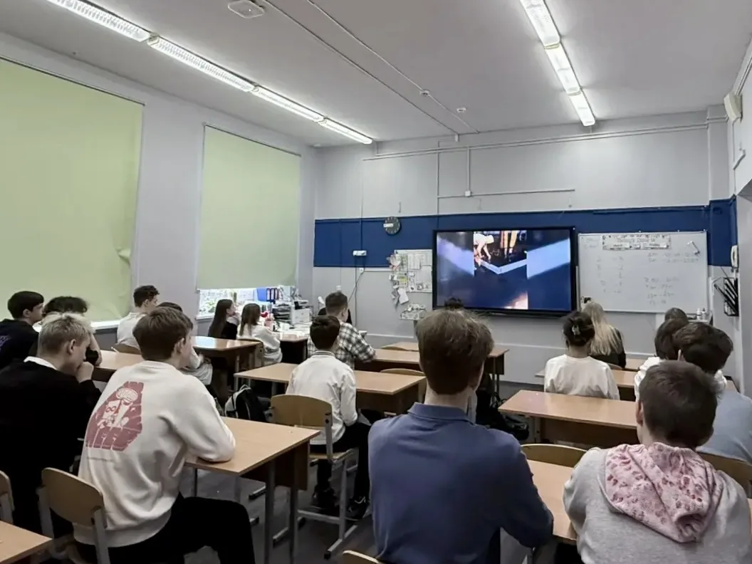Где создаётся будущее?  🏭 В понедельник на внеурочном занятии «Разговоры о важном» наши школьники уб