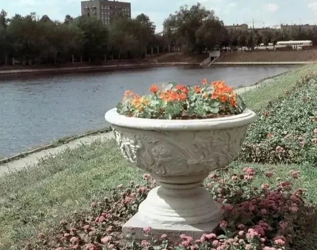 🌺 Цветочный вазон на Нижнем Красногвардейском пруду