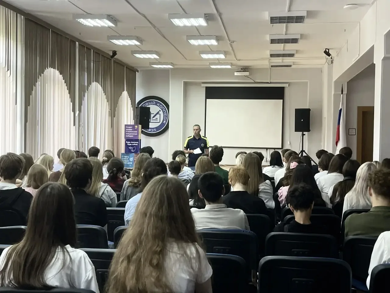 Для студентов 1 курса прошла профилактическая встреча «Безопасность на дорогах» 👮

Главная цель – с