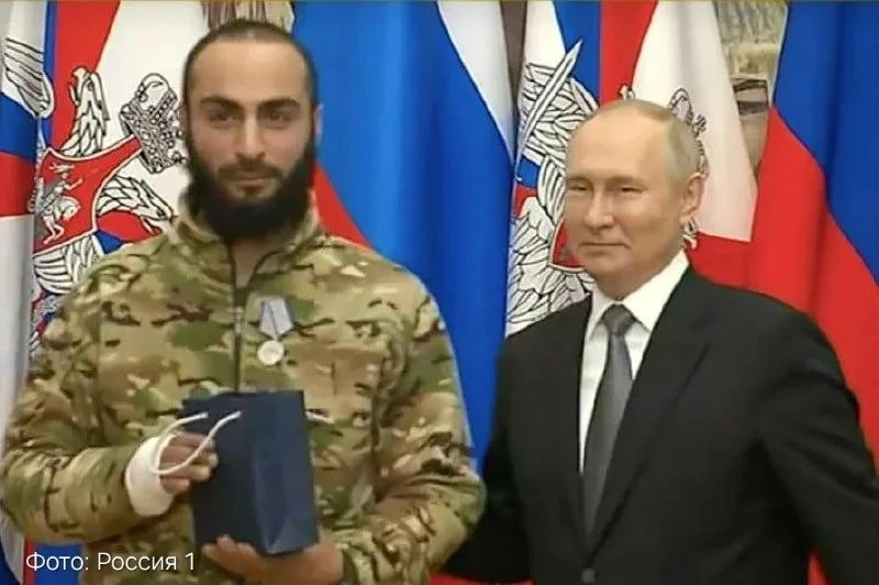 Родственникам погибшего в зоне СВО Айка Гаспаряна вручили звезду Героя России