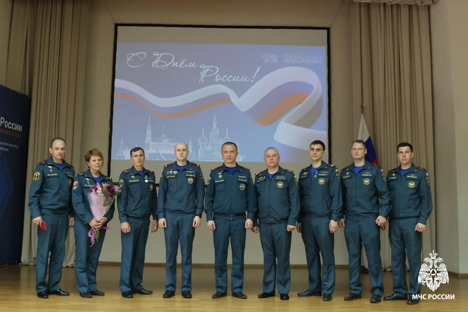 Во ВНИИПО МЧС России состоялось торжественное собрание, посвященное Дню России

Мероприятие открылос
