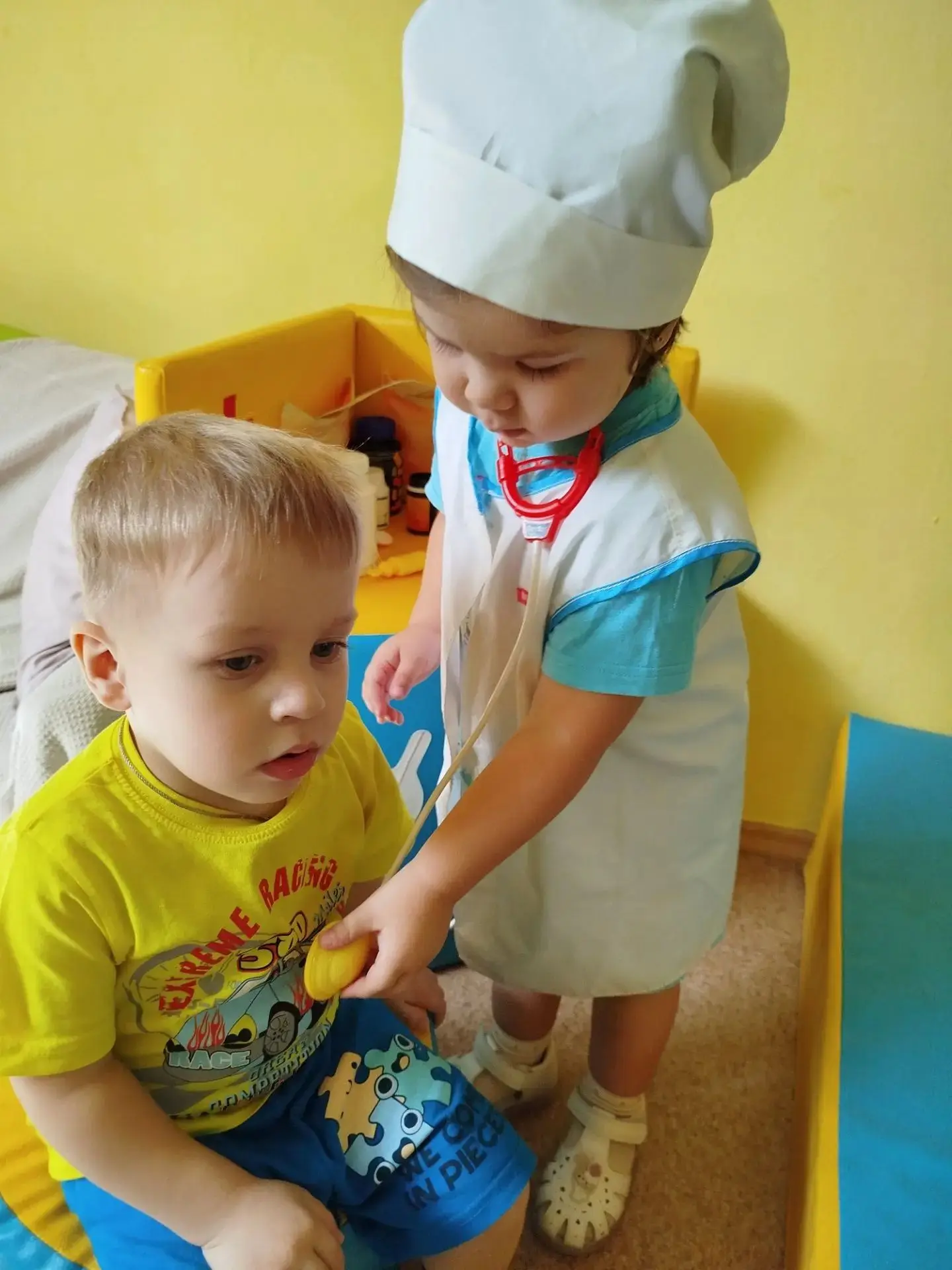 Малыши группы №8 превратили игровой уголок в настоящую поликлинику. Юные врачи надели б...