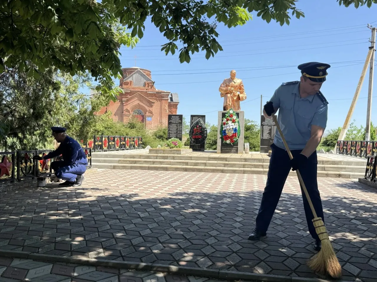 Забота о памяти  Коллектив прокуратуры Мелитопольского района совместно с первым заместителем главы 