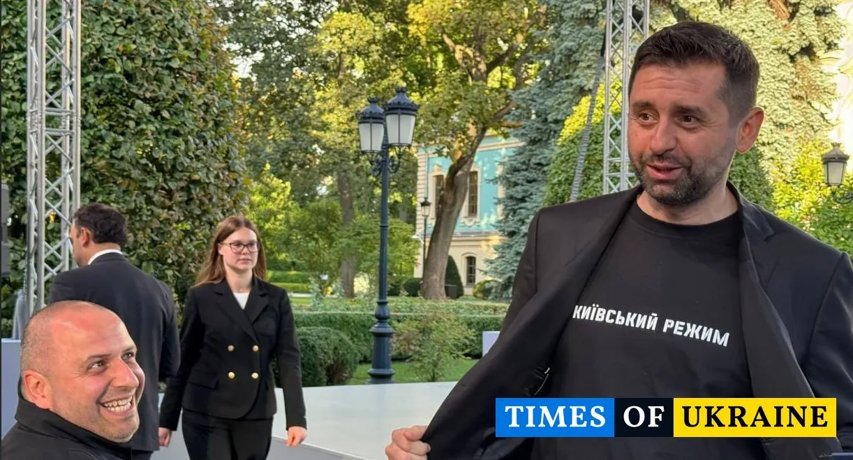 А кому еще не "ясно-понятно" - тем модные вышиванки в качестве сувениров от наркофюрера.