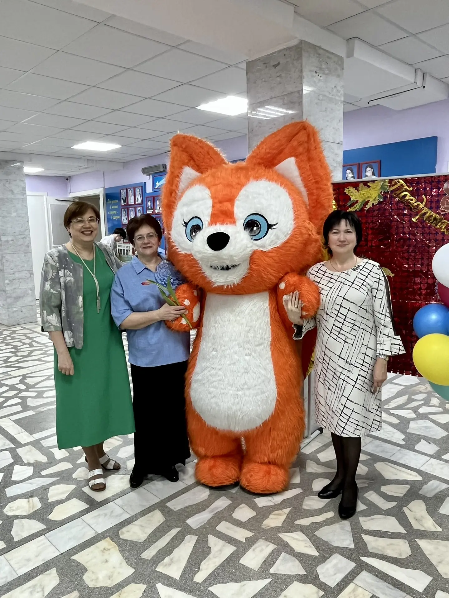 Сегодня школа наполнилась особой весенней атмосферой: старшеклассники и учителя‑мужчины встречали ва