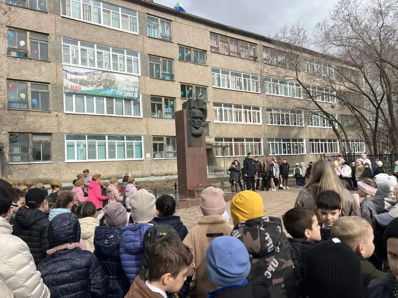 🇷🇺🎉Торжественный митинг в честь Дня Победы🎉🇷🇺 6 мая учащиеся 1 и 2 классов нашей школы приняли участ