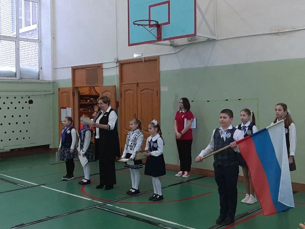 ✨Линейка с Первыми✨

☀2 февраля утро в нашей школе началось с традиционной линейки, посвященной выно