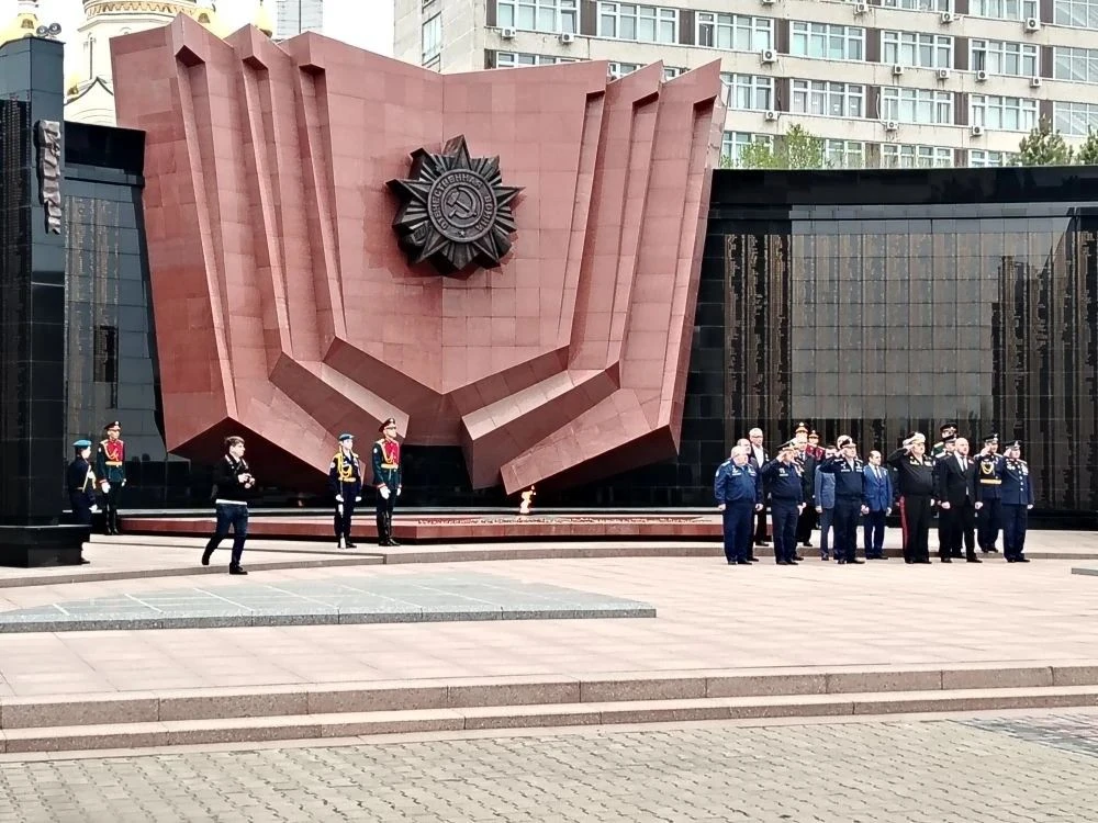 🌟 Возложение цветов с героями России: школа и Рота Почётного караула ВВО 🌟  Сегодня в нашей школе пр