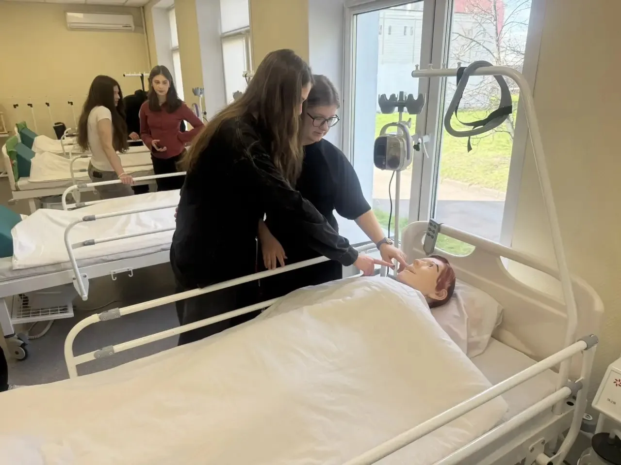 👩‍⚕️Наши ученики побывали на профпробе в Медицинском колледже № 7  Ребята получили возможность окуну