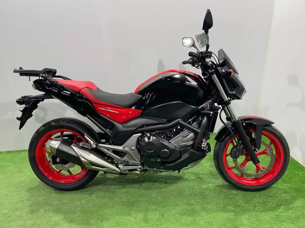 HONDA NC750S в наличии во Владивостоке  Характеристики:  - 2017 год - объем 750 см3 - Аукцион BDS - 