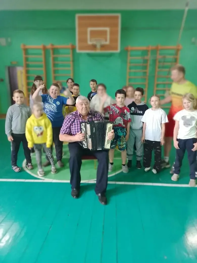 Сегодня целый день шёл дождь. На улице хмуро и не весело. Но только не у нас в пришколь...