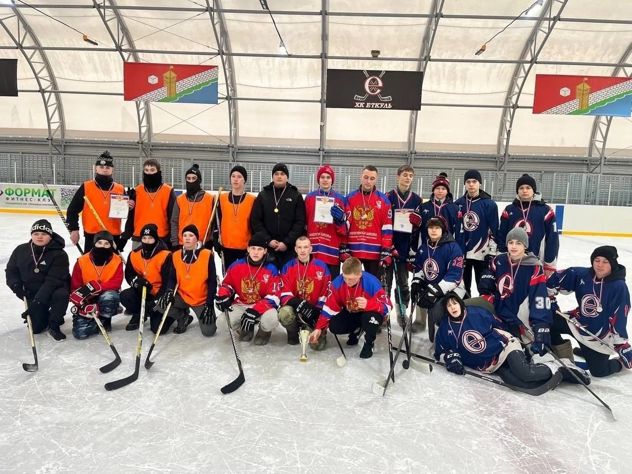 🏒02.02.2026 г. на хоккейном корте с. Еткуль прошли соревнования по хоккею на валенках среди подростк