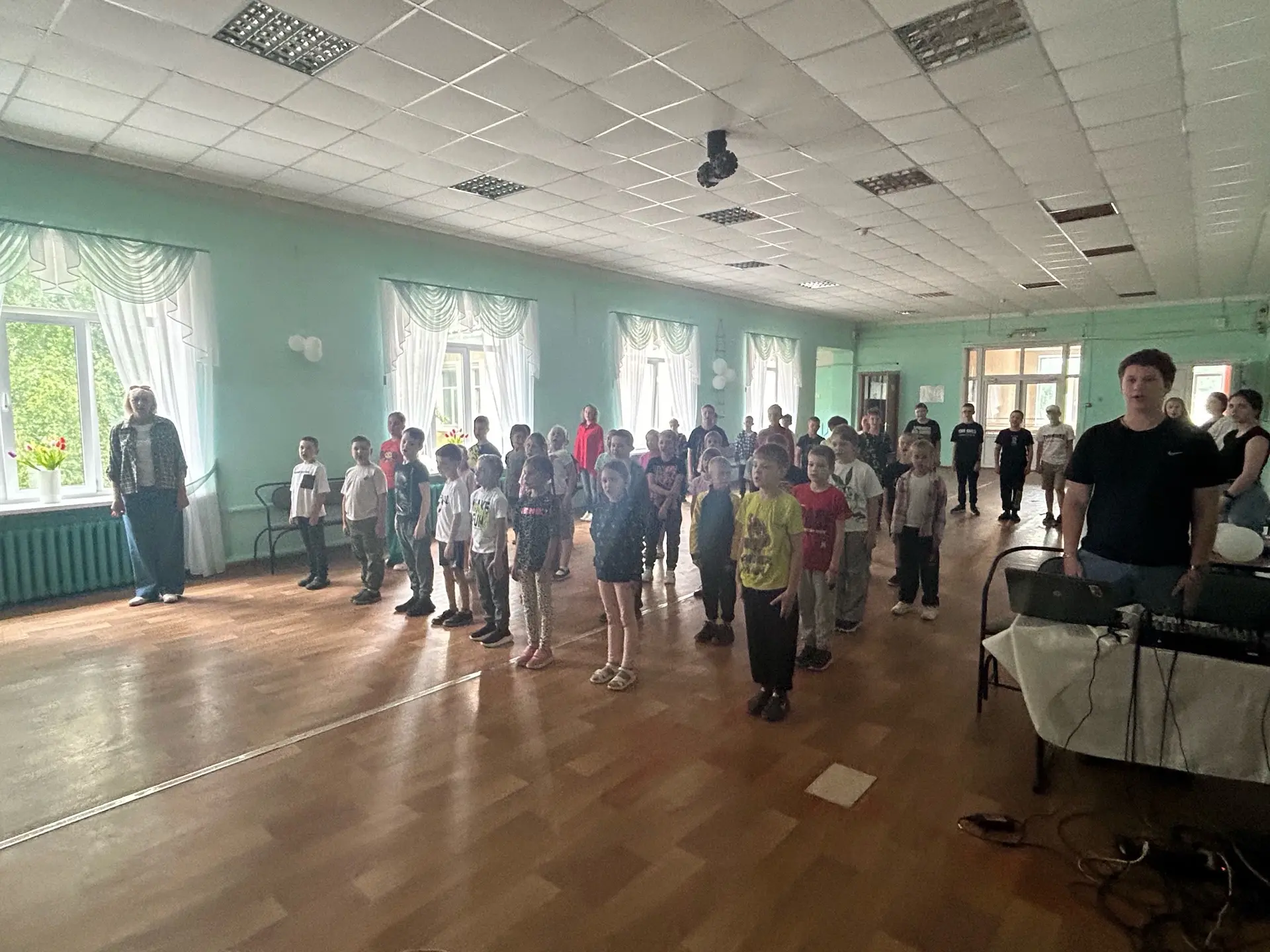 📅 15 июня. Понедельник.

С утра - торжественная линейка: поднятие флага и гимн России. 🇷🇺
Коротко