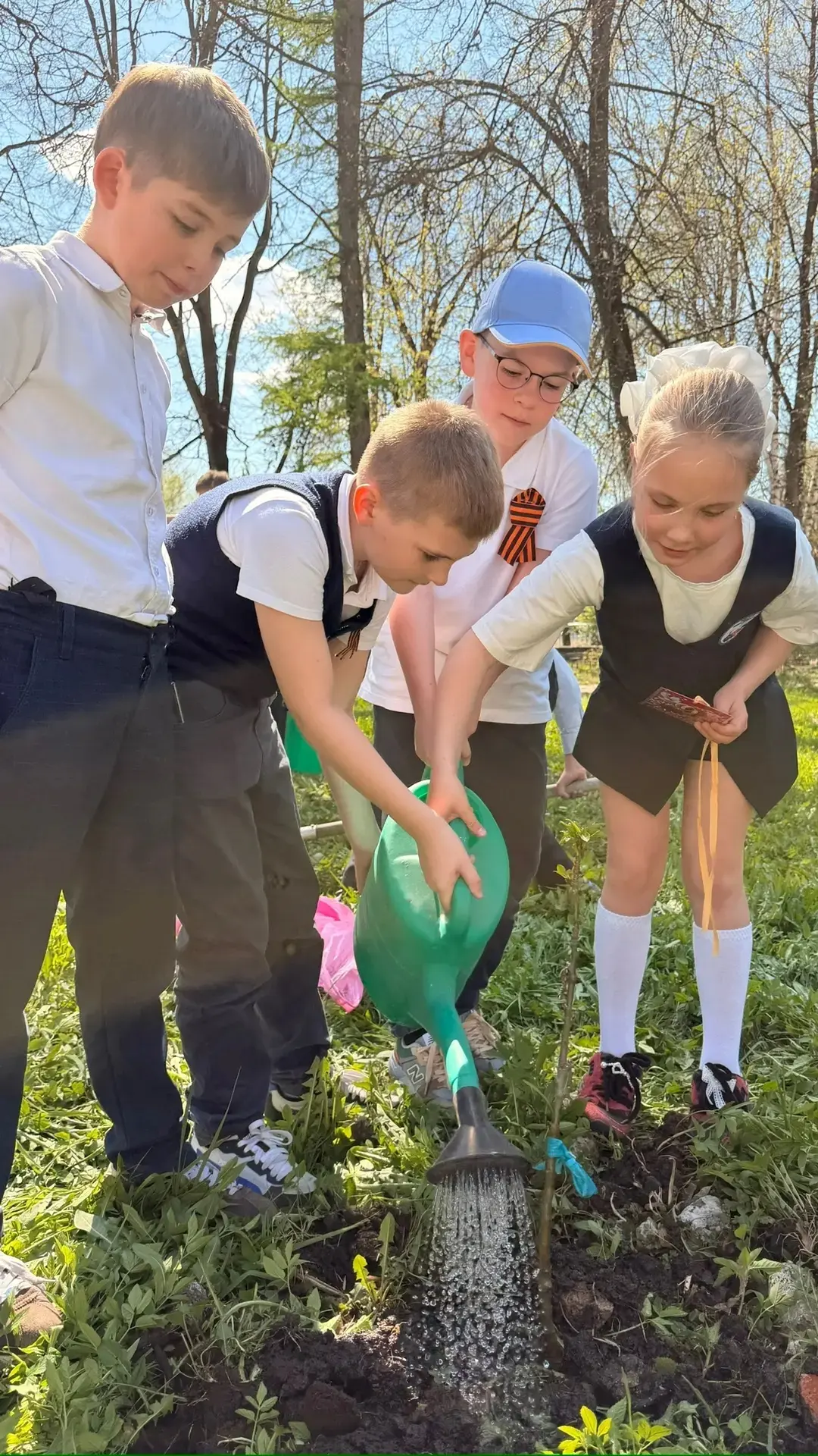 🌳 Сад памяти  Сегодня в школьном Мичуринском саду прошёл трудовой десант.  🟠⚫️ Обучающиеся 1–10 клас