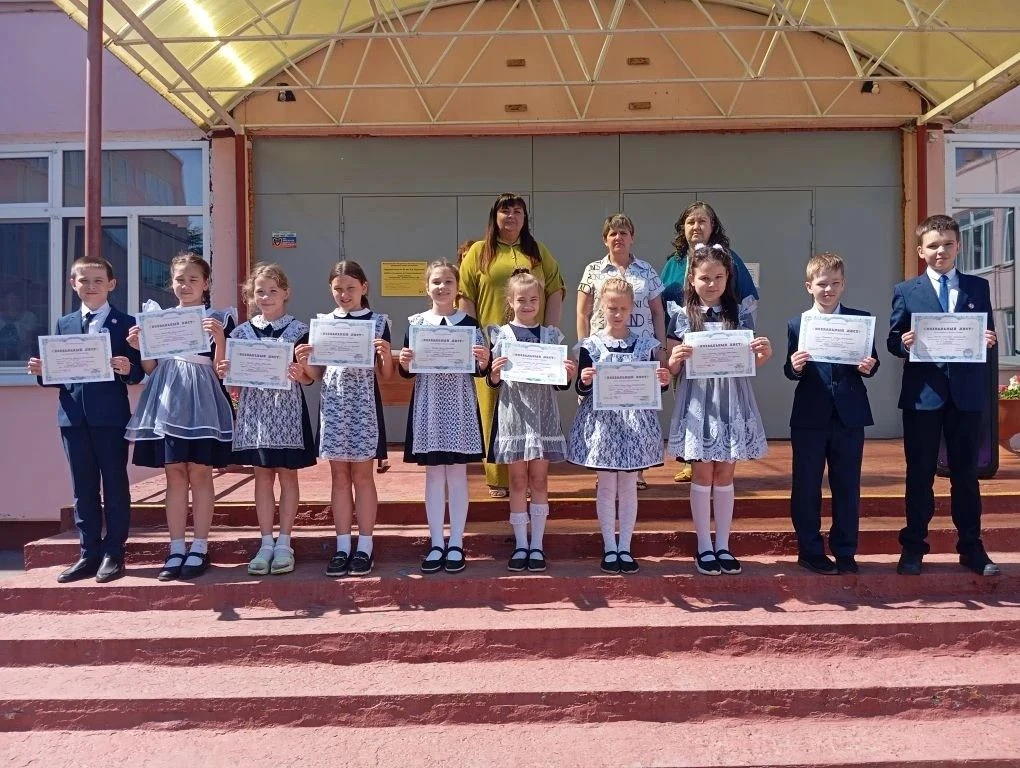 🎓 Ещё один учебный год — в копилке школьной жизни. 22 мая в 1 корпусе прошли итоговые линейки для уч