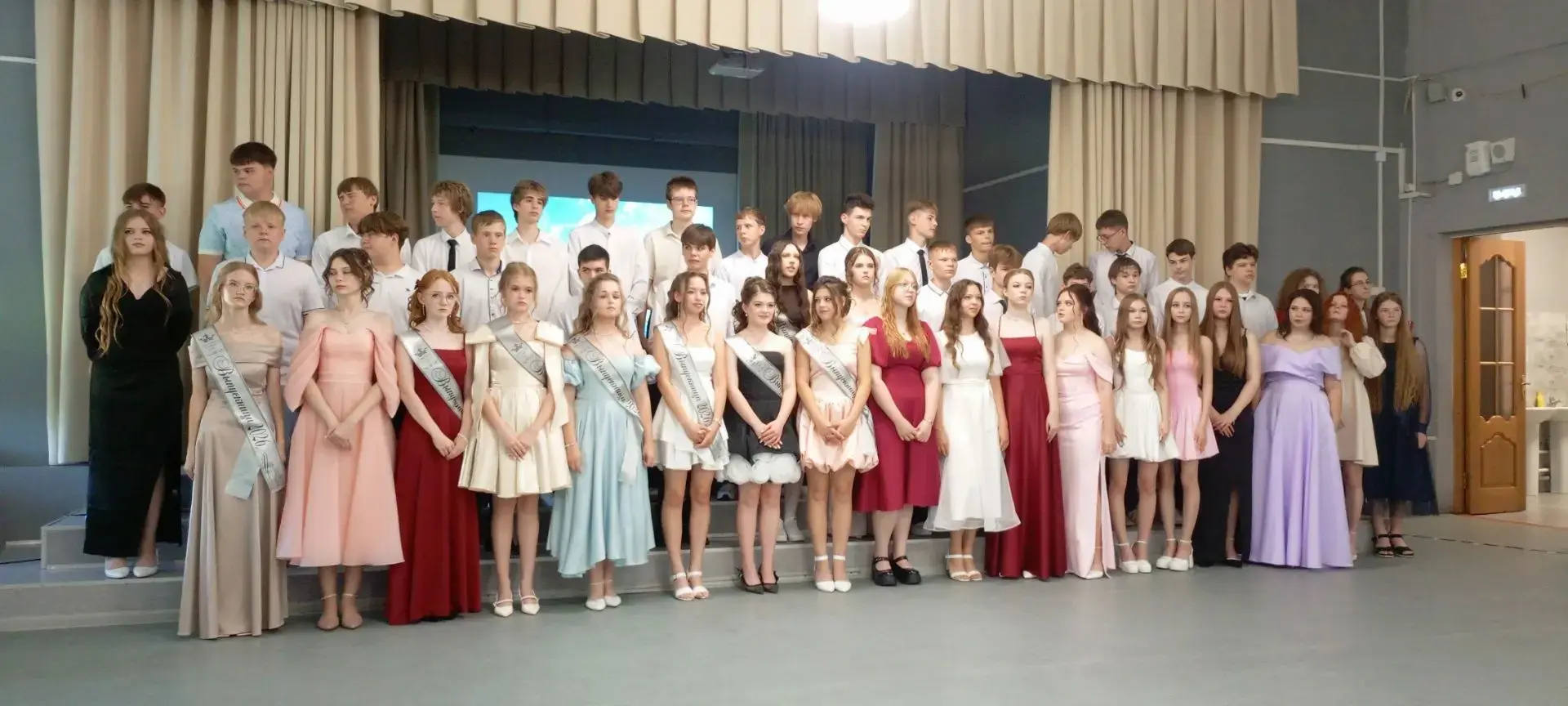 🎉🌟Сегодня в нашей школе состоялось торжественное вручение аттестатов девятиклассникам! Ребята сдел