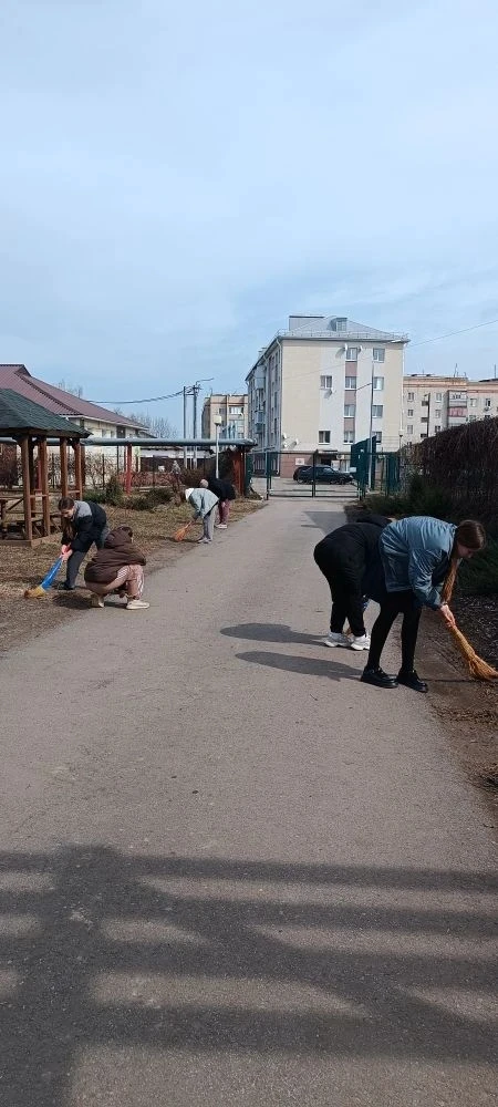 🌿 Весна пришла — пора наводить порядок! 🌿    Сегодня ученики нашей школы дружно вышли на весенний су