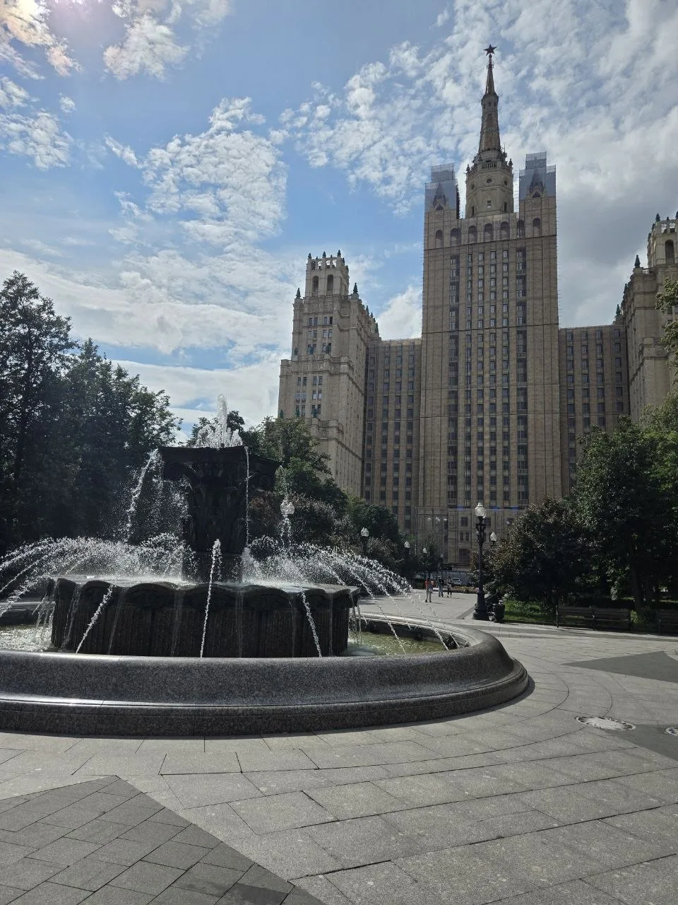 На Кудринской площади, в сквере перед знаменитой сталинской высоткой, работает фонтан. 💦