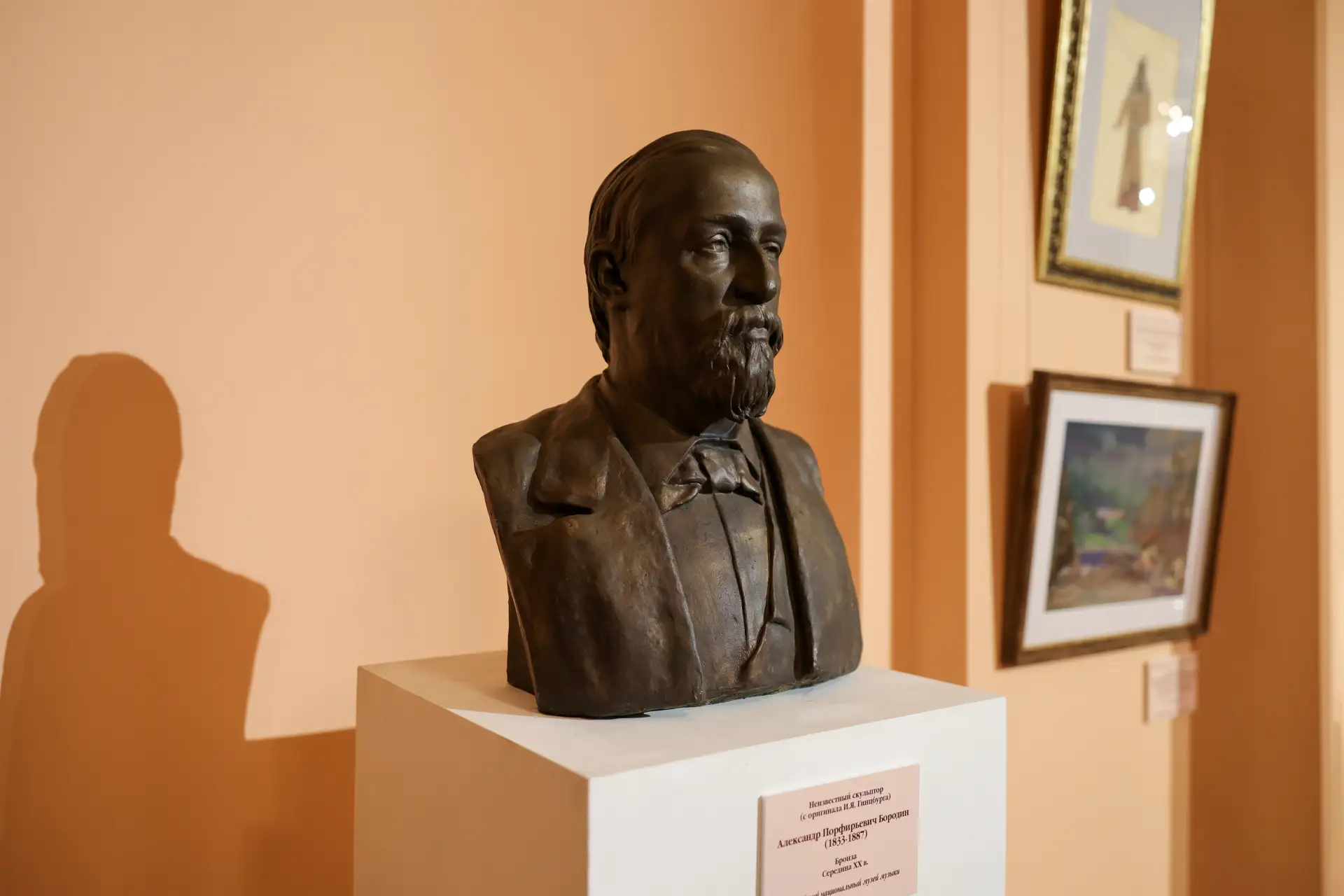 В театре «Геликон-опера» открылась выставка «Слово о полку Игореве» в изобразительном и...