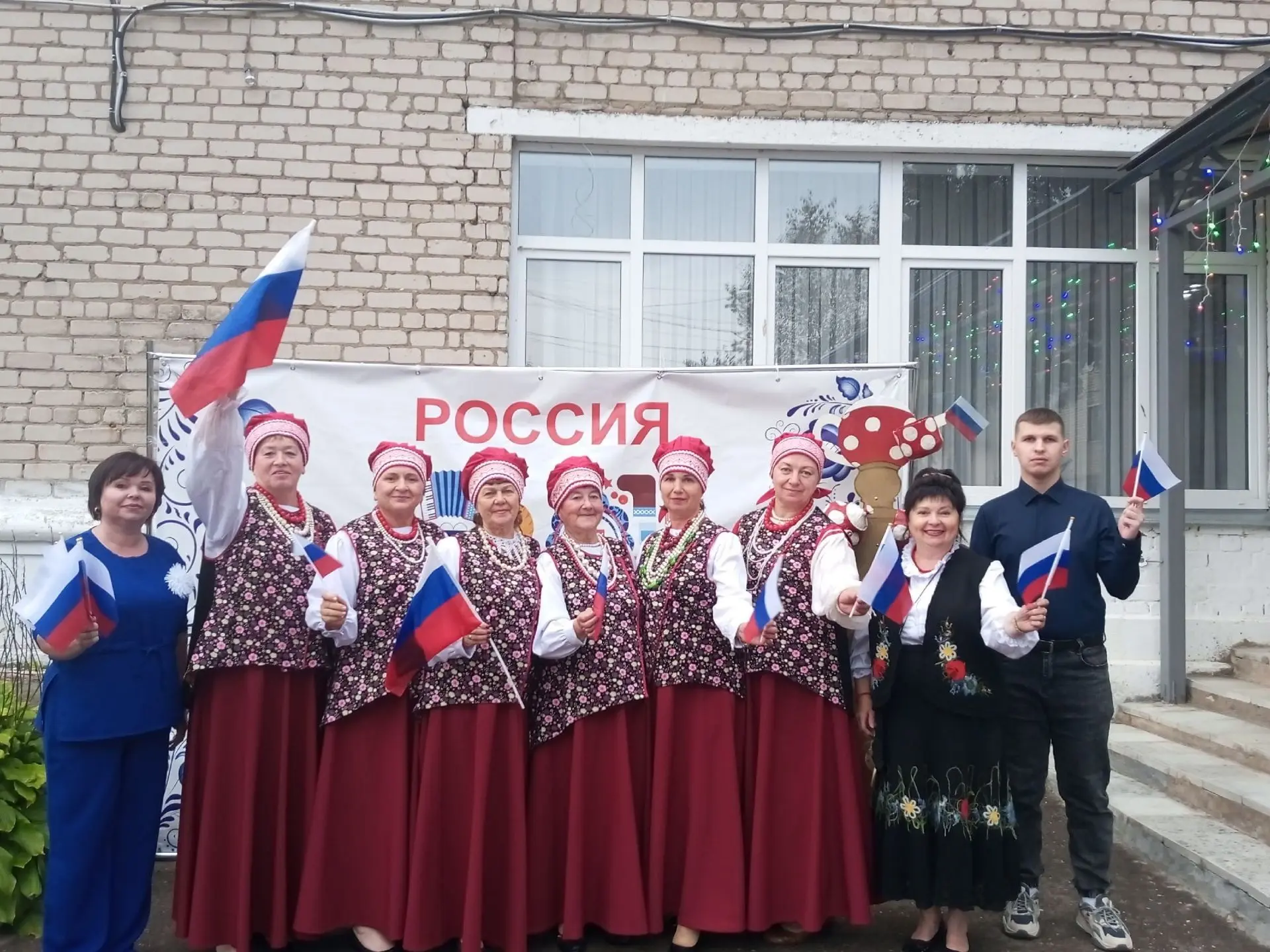 В День Государственного Флага России в Каменниках прошёл День посёлка.