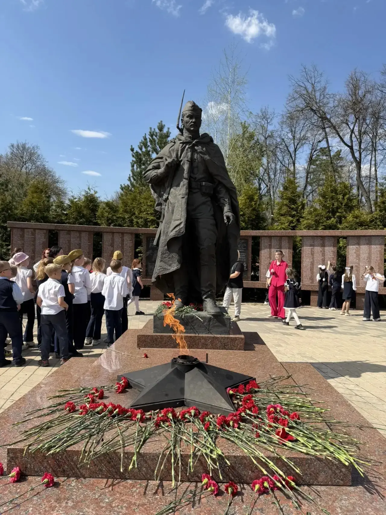 🕯 1418 дней борьбы. 34 тысячи часов мужества.  В рамках «Марафона Победы» учащиеся нашей школы прини