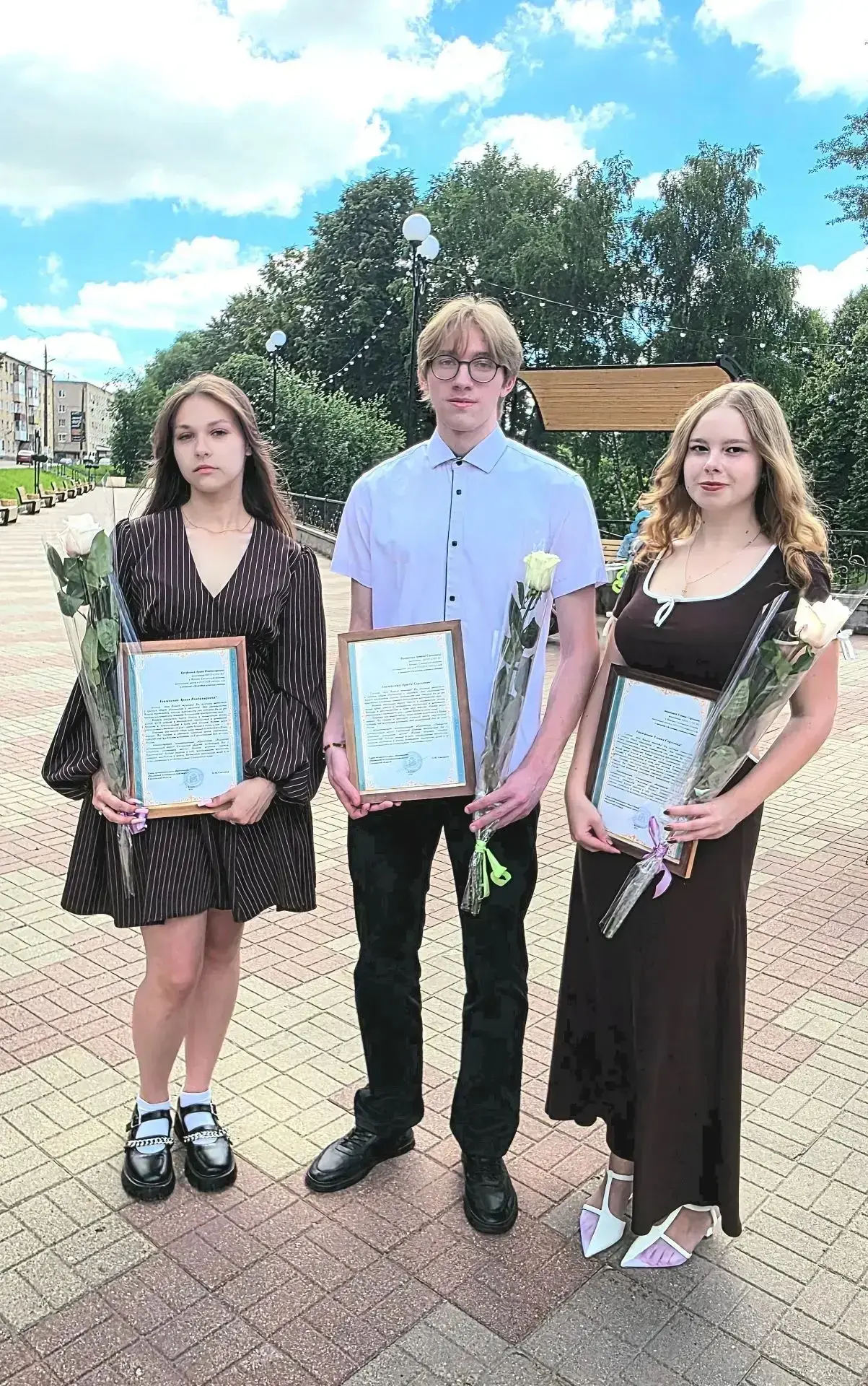 На набережной Вязьмы чествовали лучших выпускников школ округа

🧑‍🏫 Торжественная церемония награж