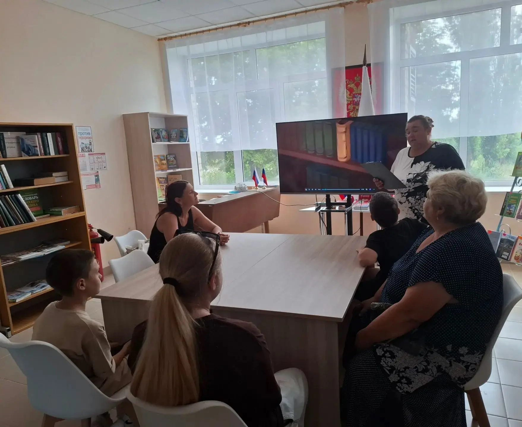 В Весняненском сельском клубе прошел  познавательный час "Как Владимир Русь крестил»", приуроченный 