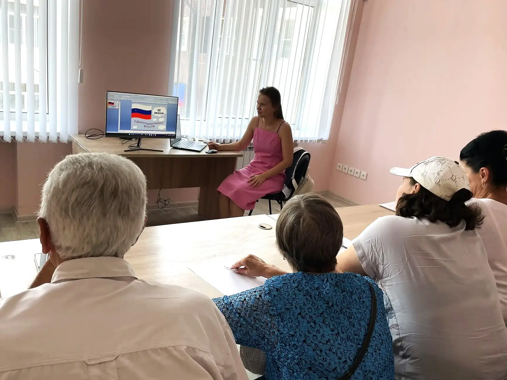 🇷🇺 В преддверии Дня Государственного флага России в центре старшего поколения провели...