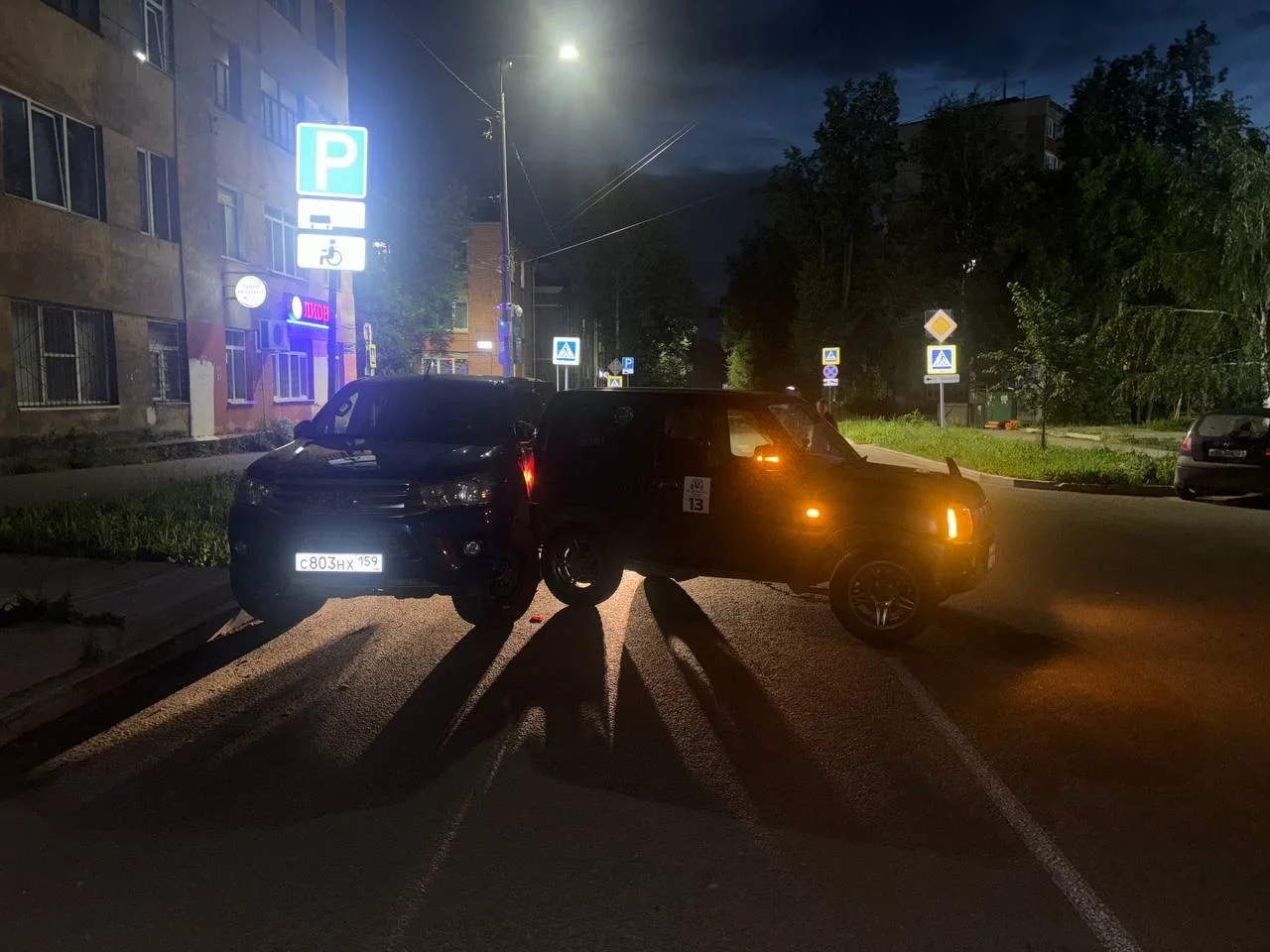 Я ПОПАЛА В ДТП

На прошлой неделе врезалась в стоящую машину 😅
В итоге разбила фару, замяла несколь