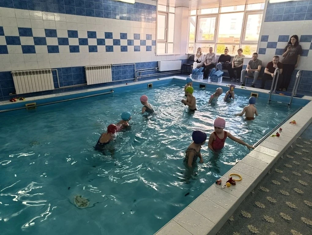 В детском саду прошли открытые занятия по плаванию для родителей. Где родители смогли у...