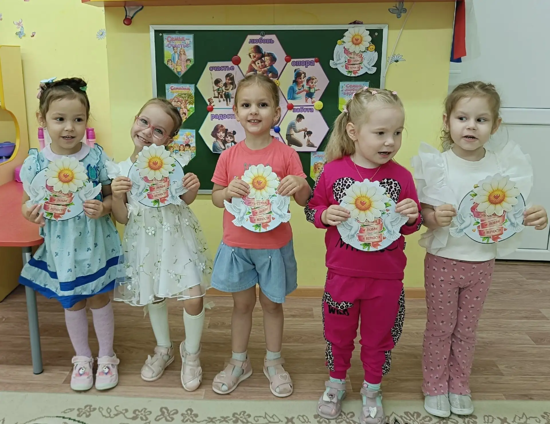 Вторая младшая группа поздравляет всех с Днем семьи, любви и верности! 🩷 
Дети смастерили подарки д