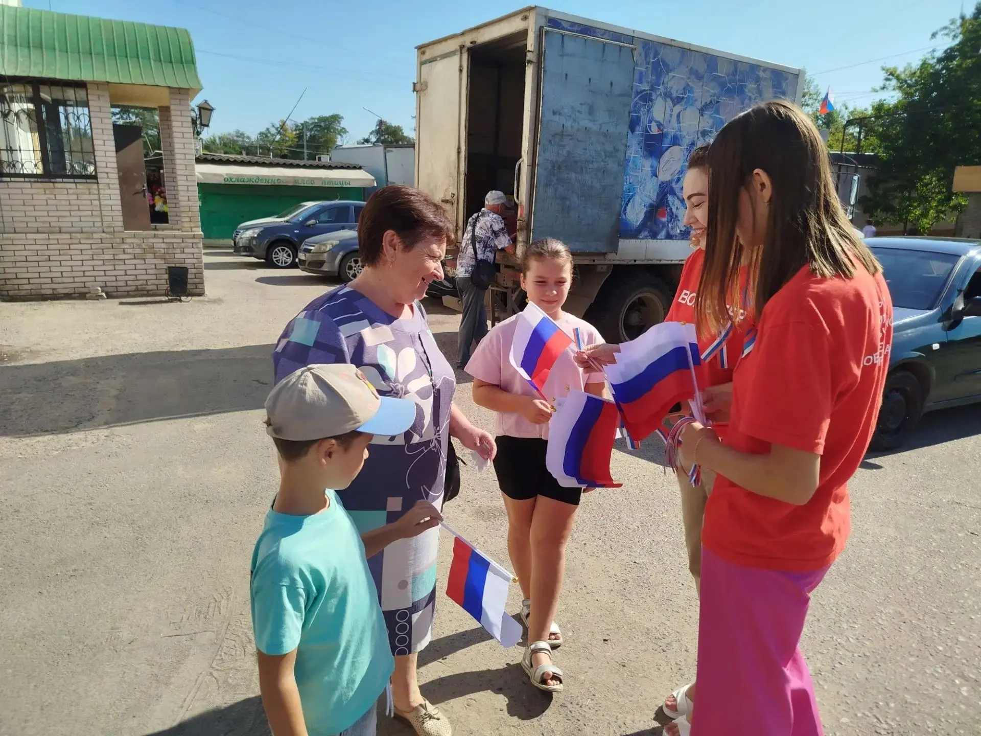 «Мой любимый триколор»: в Брянке прошла патриотическая акция ко Дню флага