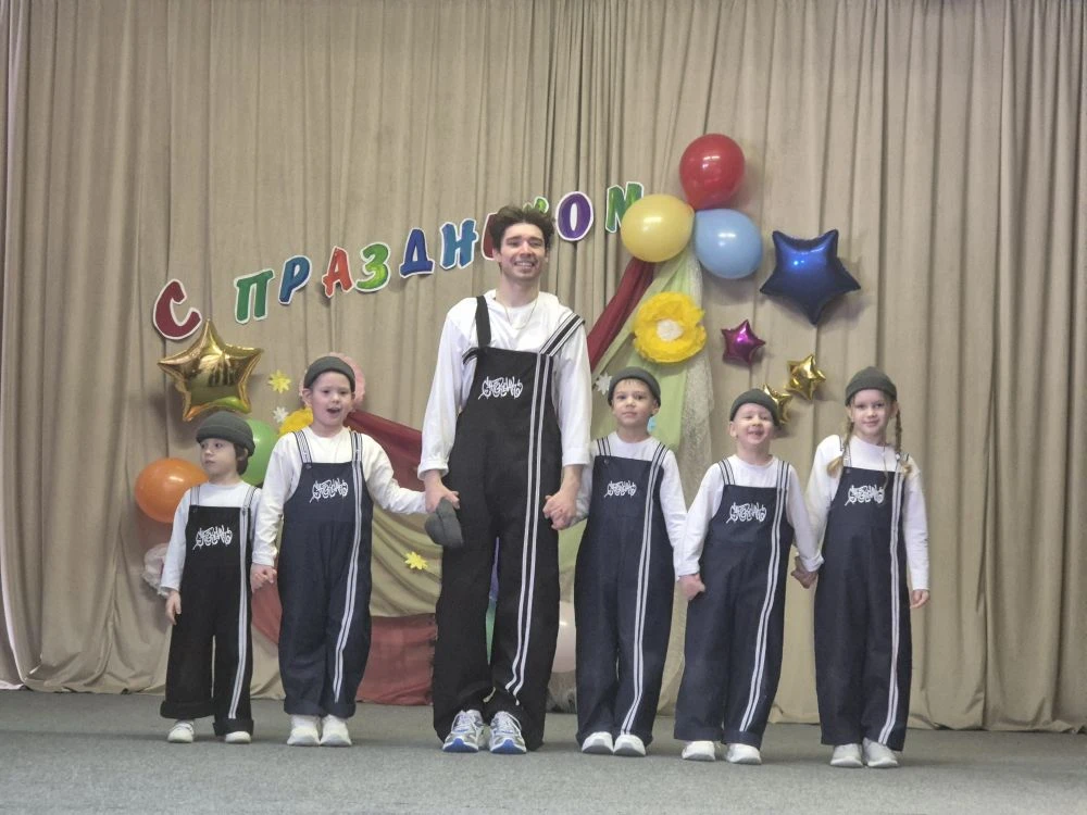 Праздничный концерт "Мужество и нежность" прогремел сегодня в стенах нашей 199 школы, оставив после 