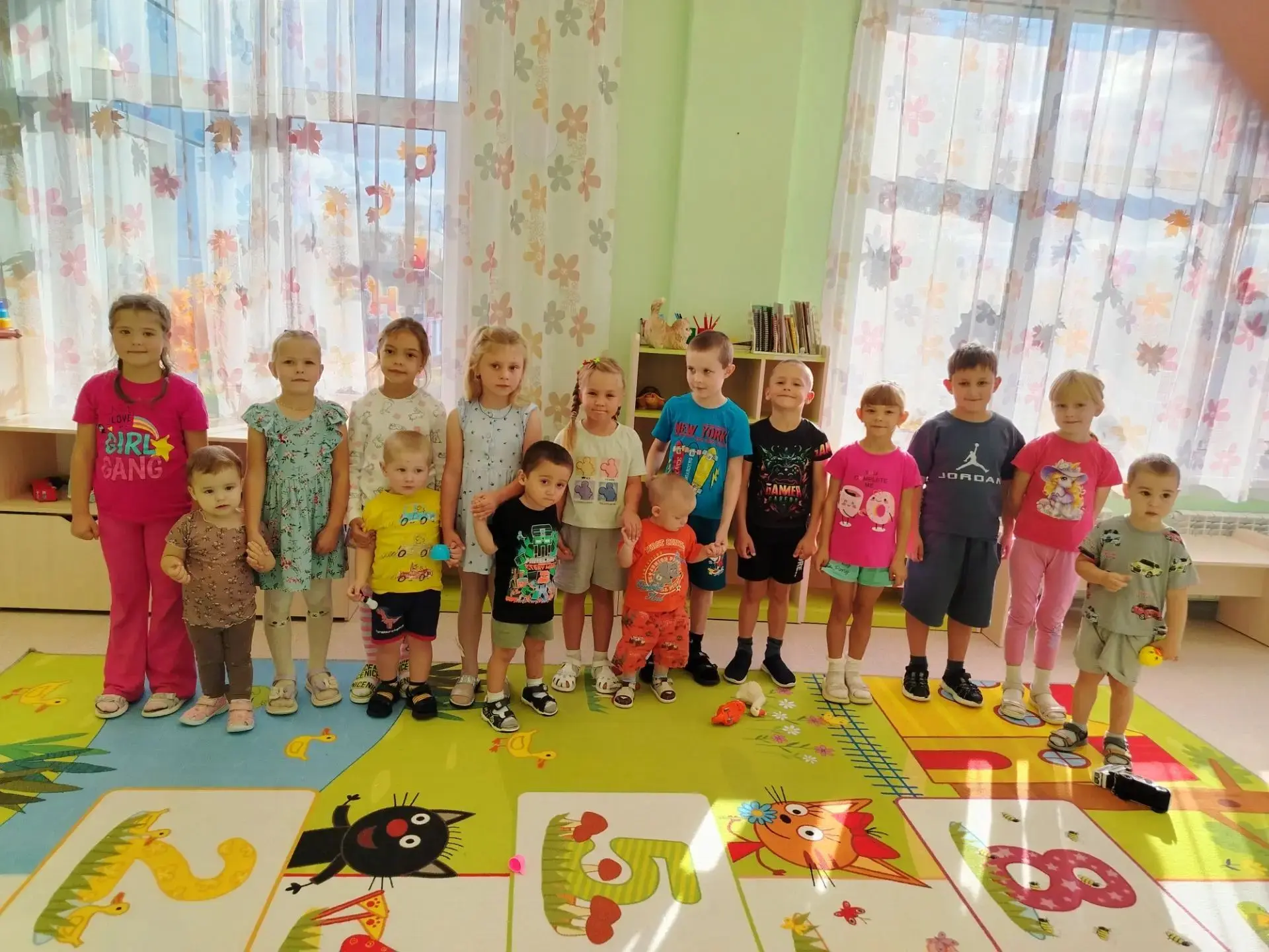 Экскурсия в группу раннего возраста с детьми подготовительной группы оказалась полезной...