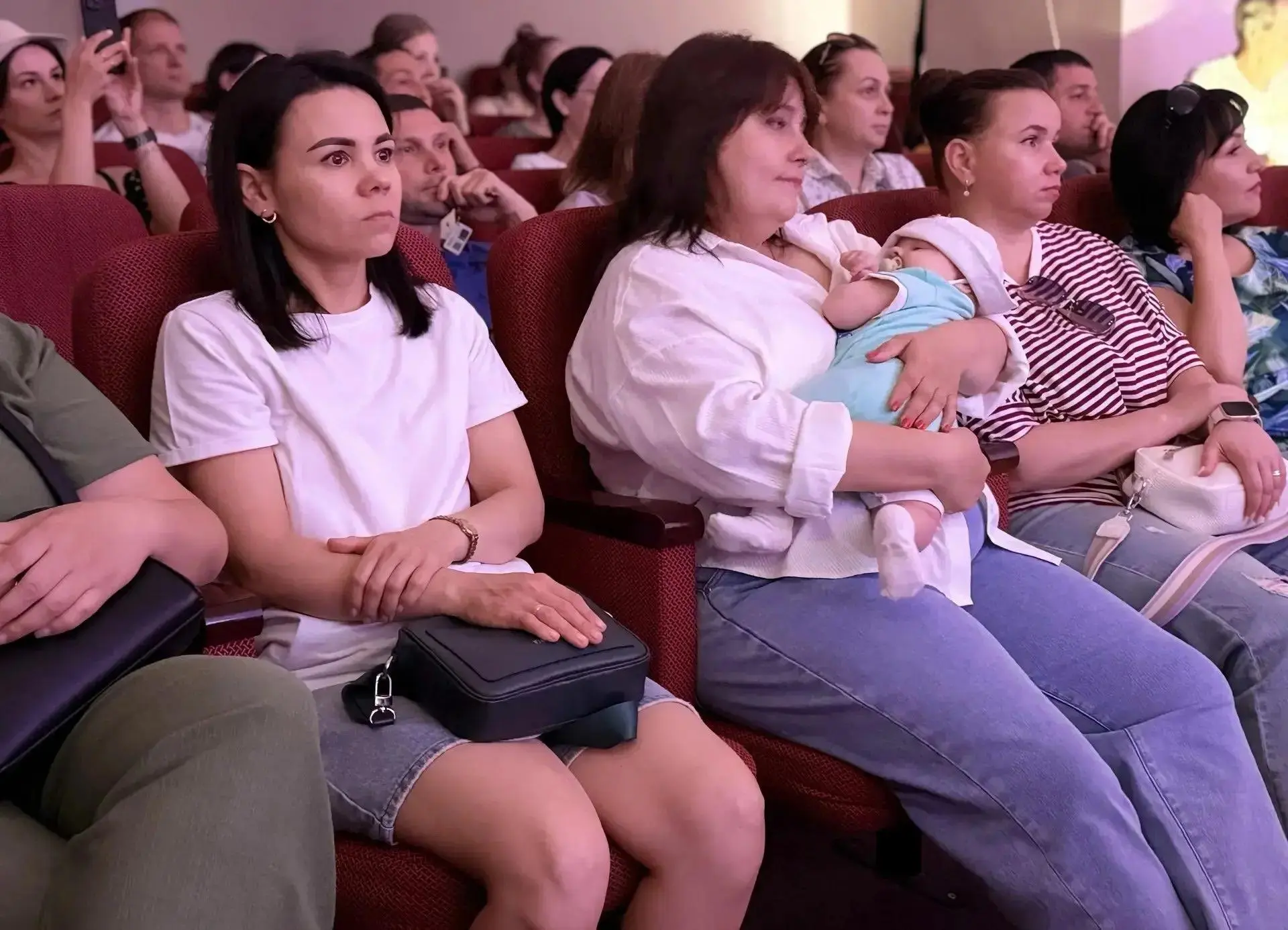 В ДК «Строитель» прошла патриотическая программа, посвящённая главному празднику нашей страны — Дню 