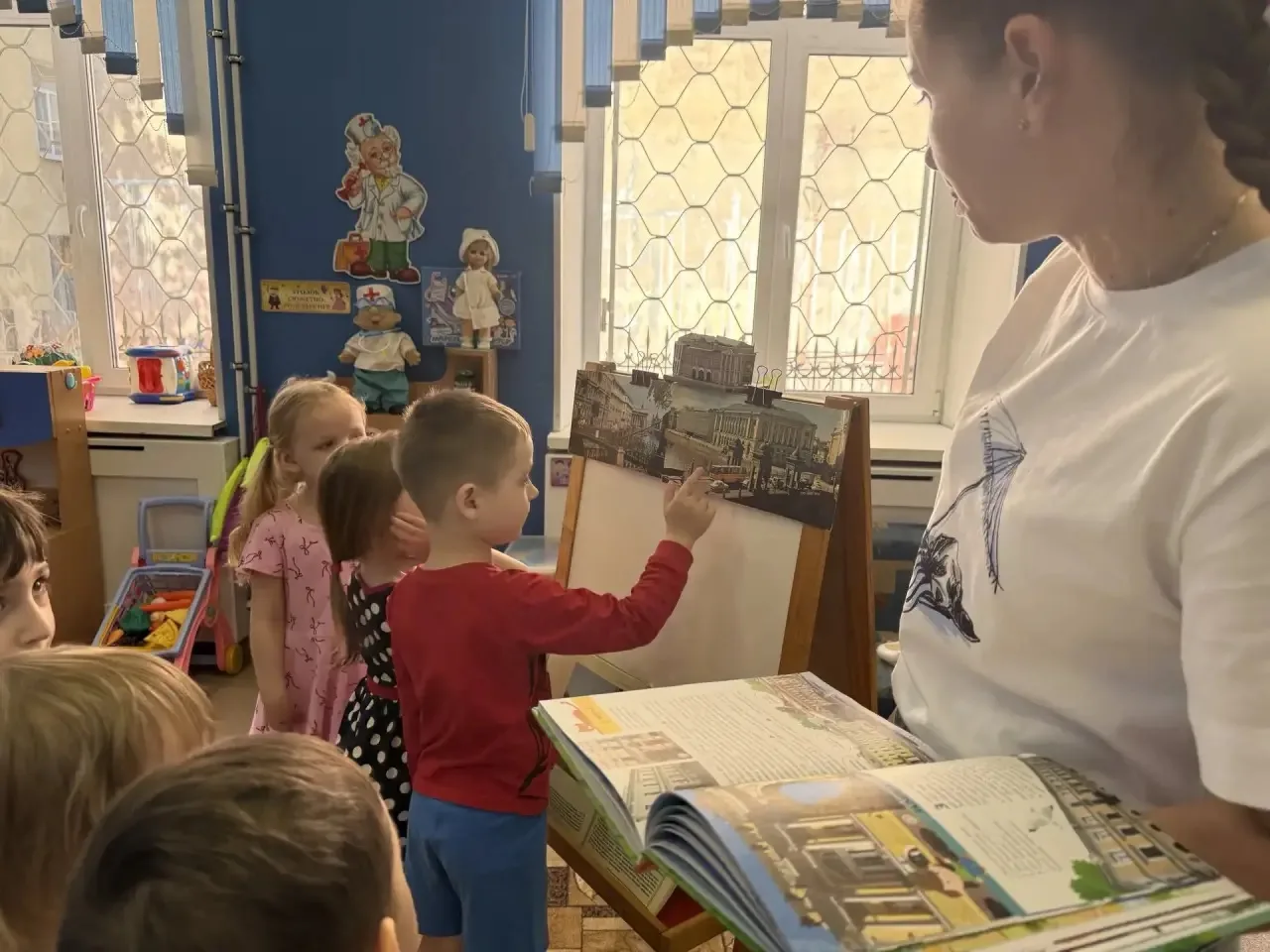 В младшей группе успешно прошла тематическая неделя «Музей приходит в гости к детям».