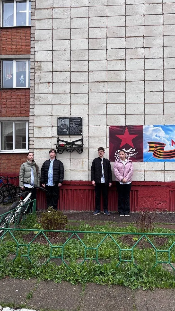 Сегодня в рамках мероприятий, посвященных Дню Победы, 7А провел акцию возложения цветов к мемориальн